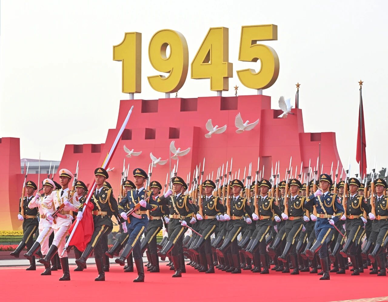 铭记历史，砥砺前行 —— 凤凰传媒全员观看纪念抗战胜利80周年阅兵仪式